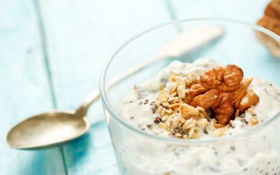 chia pudding met honing , muesli en walnoot