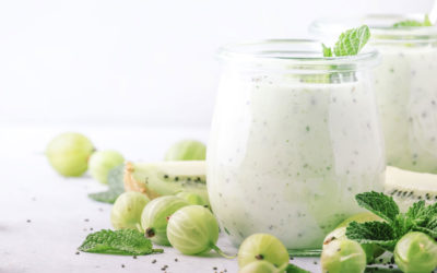 Smoothie kruisbessen, kiwi, munt en chiazaad