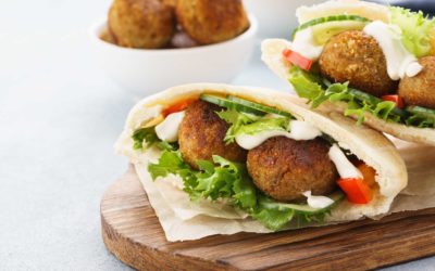 Pitabroodje met falafel, komkommer en sla