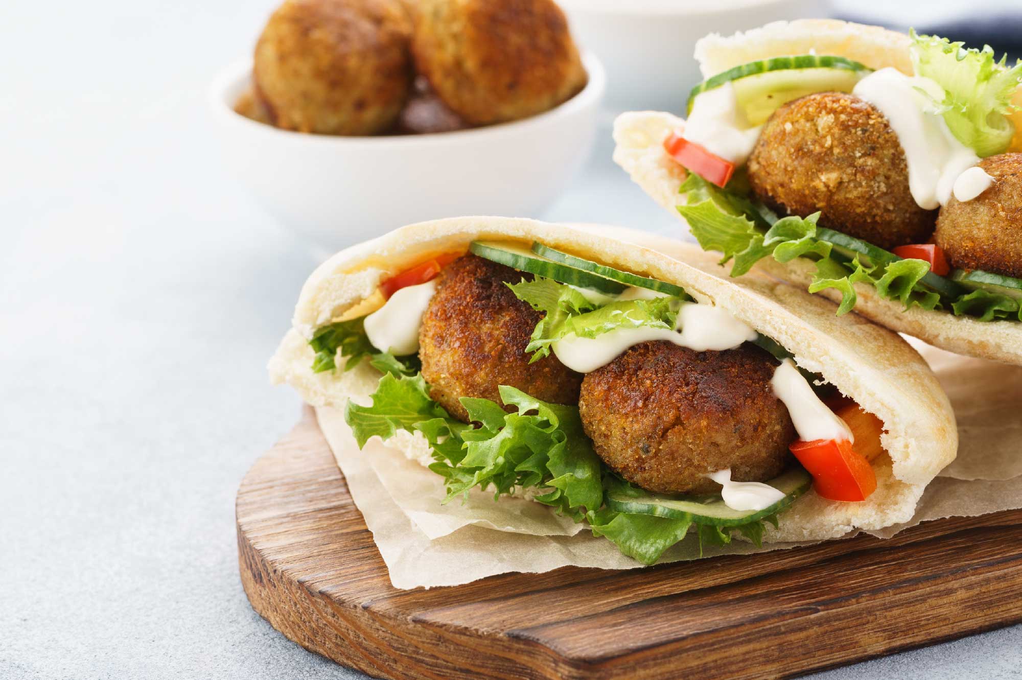 Recept pitabroodje falafel komkommer sla | Bedrijfscatering | De Groene Artisanen