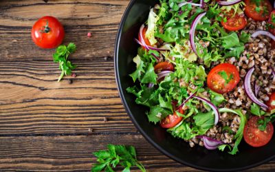 Salade met boekweit, cherry-tomaten rode ui