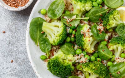Broccoli salade met spinazie, doperwten en quinoa