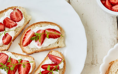 Broodje cream cheese, aardbeien en peterselie