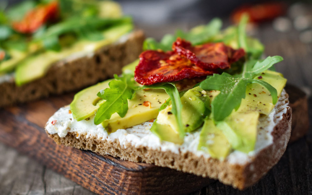 Roggebrood met vegan cream cheese en zongedroogde tomaatjes