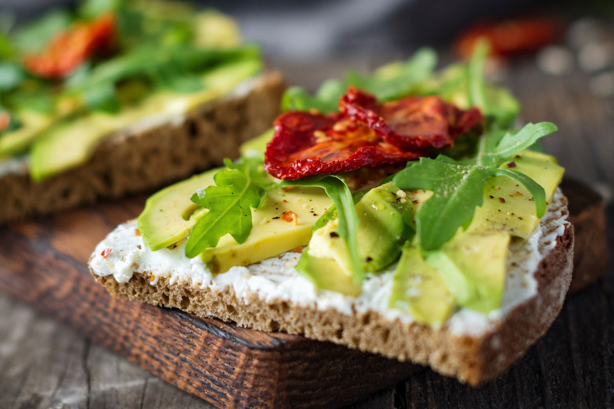 Broodje vegan cream cheese met avocado en tomaat vegetarisch recept december 2019 DGA groene bedrijfscatering