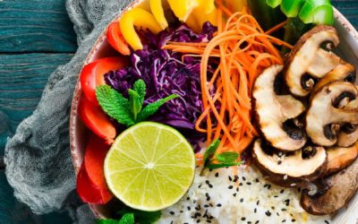 Poké bowl met champignons, paprika en rode kool