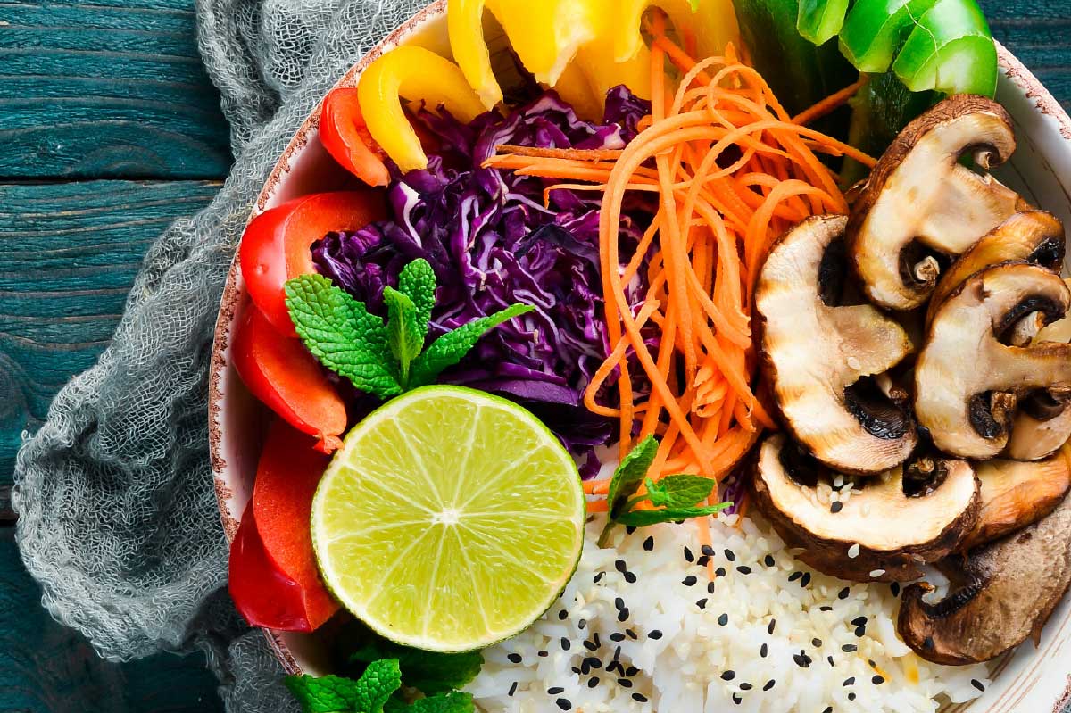 Recept lunch Poke bowl champignons paprika rode kool DGA bedrijfscatering vegetarische gerechten