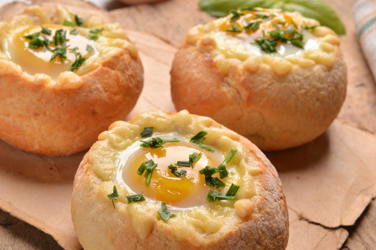 Recept ontbijt gevulde Kai­ser­brood­jes met ei en lenteui DGA bedrijfscatering vegetarisch
