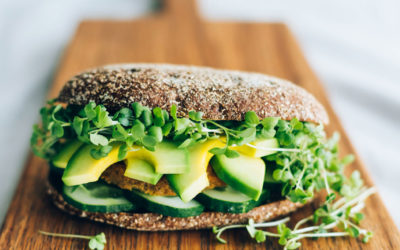 Groenteburger met avocado, komkommer en tuinkers