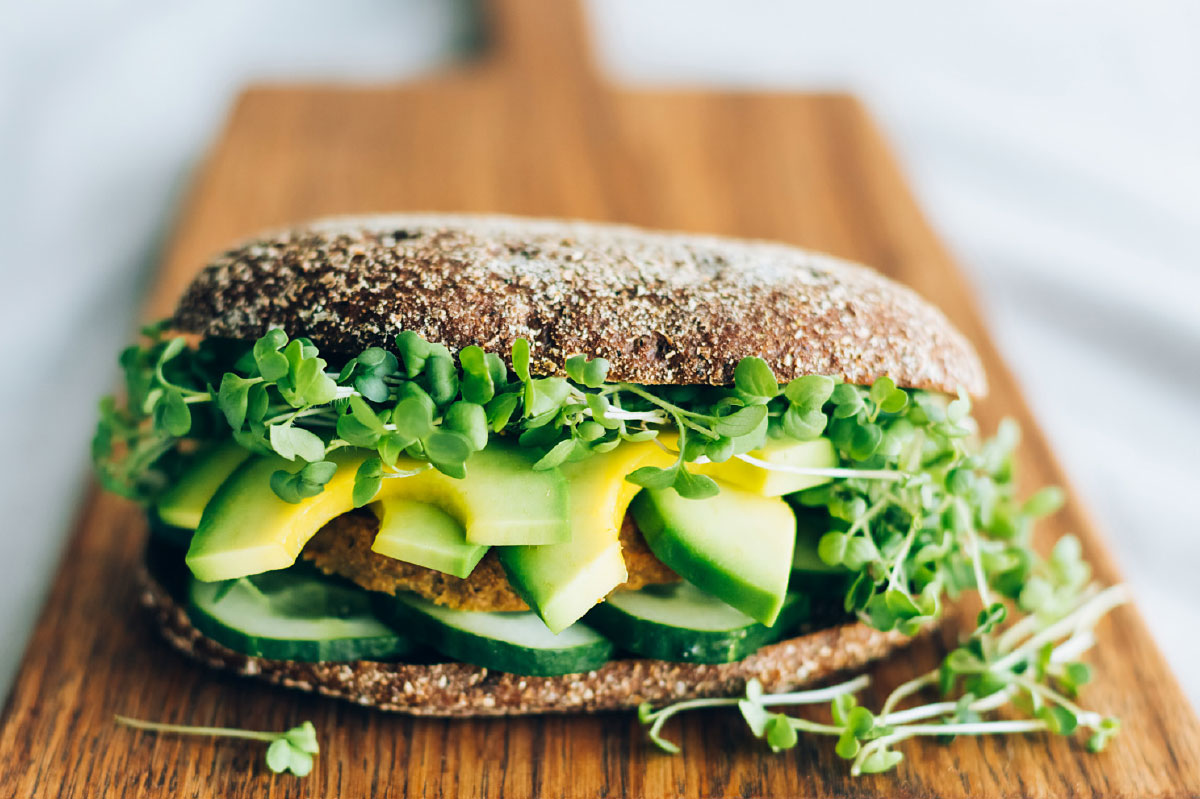 Recept groenteburger met avocado komkommer en tuinkers DGA