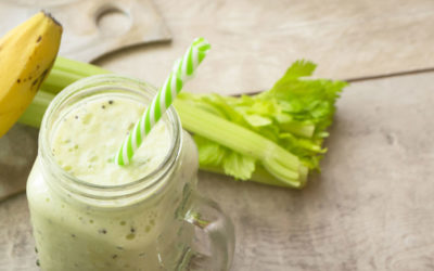 Smoothie groene selder, avocado, banaan en kiwi