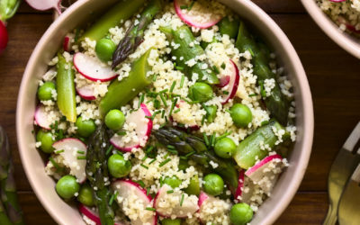 Couscous met groene asperges, doperwten en radijs