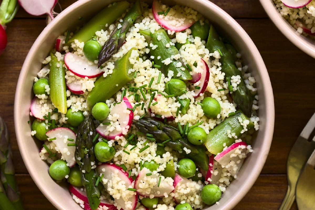 couscous met groene asperges, doperwten en radijs | DGA Bedrijfscatering