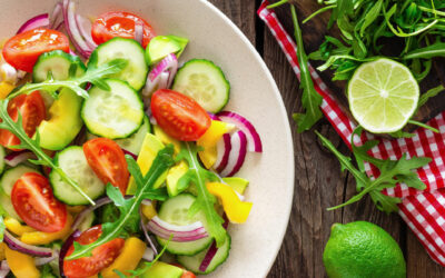 Salade van tomaat, paprika, avocado en rode ui