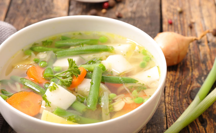 Soep recept groentesoep van sperziebonen, koolrabi en wortel | DGA | Groene bedrijfscatering