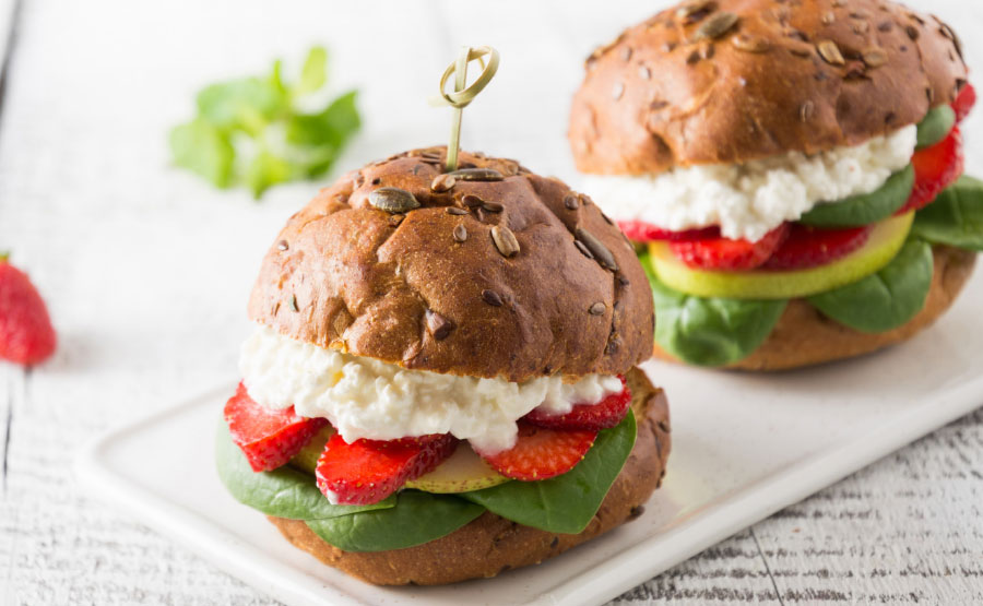 Geitenkaasburger met aardbei en peer