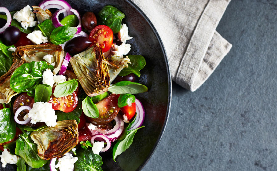 Salade met babyspinazie, artisjok en geitenkaas