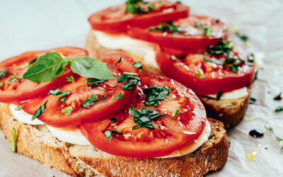 Brood met mozzarella, tomaat en basilicum