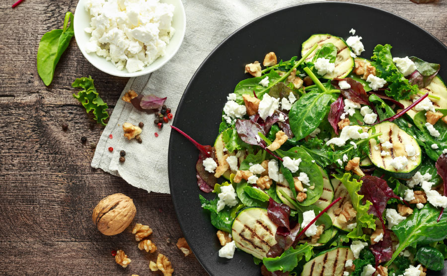 Gemengde salade met gegrilde courgette