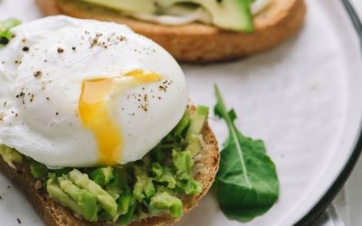 Broodje avocado met een gepocheerd eitje