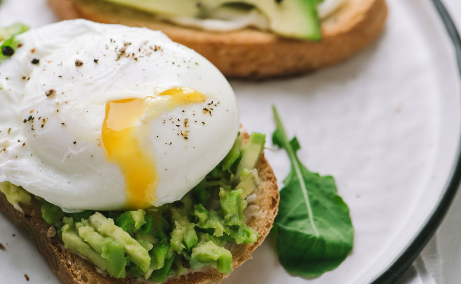 Broodje avocado met een gepocheerd eitje