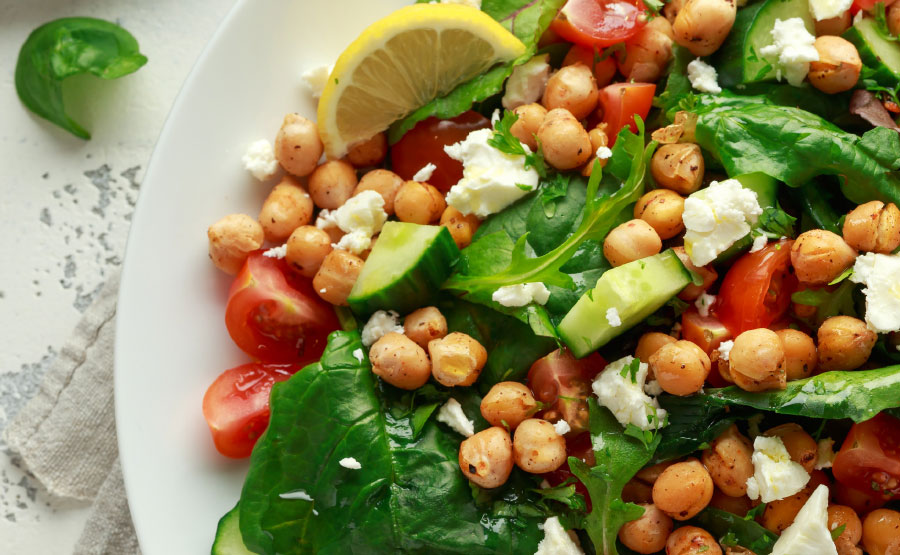 Salade met geroosterde kikkererwten en feta