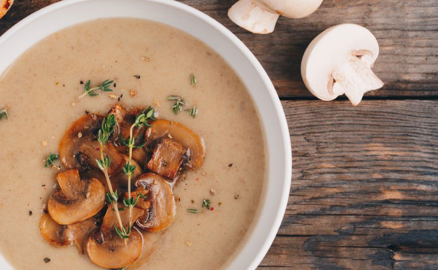 Champignonsoep met gebakken champignons en tijm