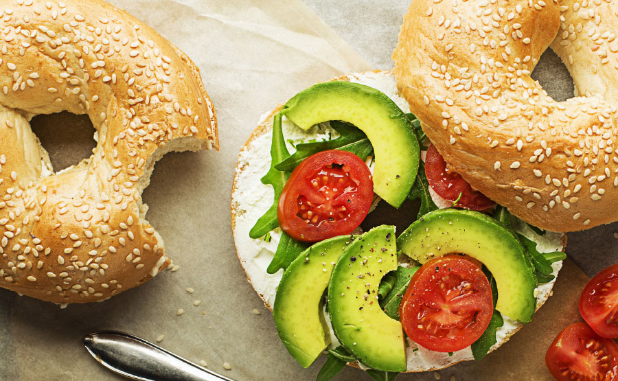 Bagel cream cheese met rucola, tomaat en avocado