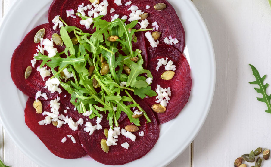 Bietencarpaccio met rucola en geitenkaas