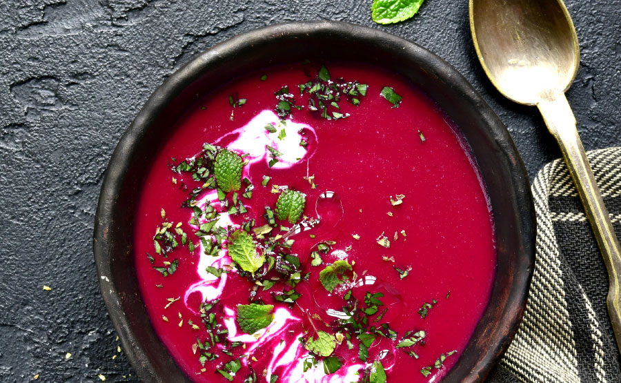 Bietensoep met  tomaat, crème fraîche en munt