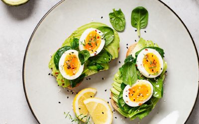 Toast met avocado, spinazie en een gekookt eitje