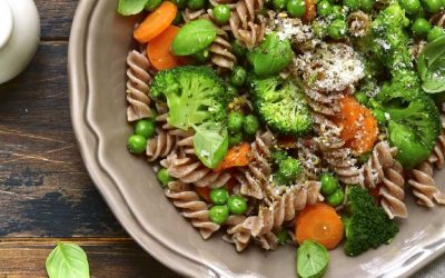 fusilli met gestoomde broccoli, wortel en erwten