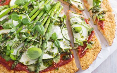 bloemkoolpizza met courgette en groene asperges