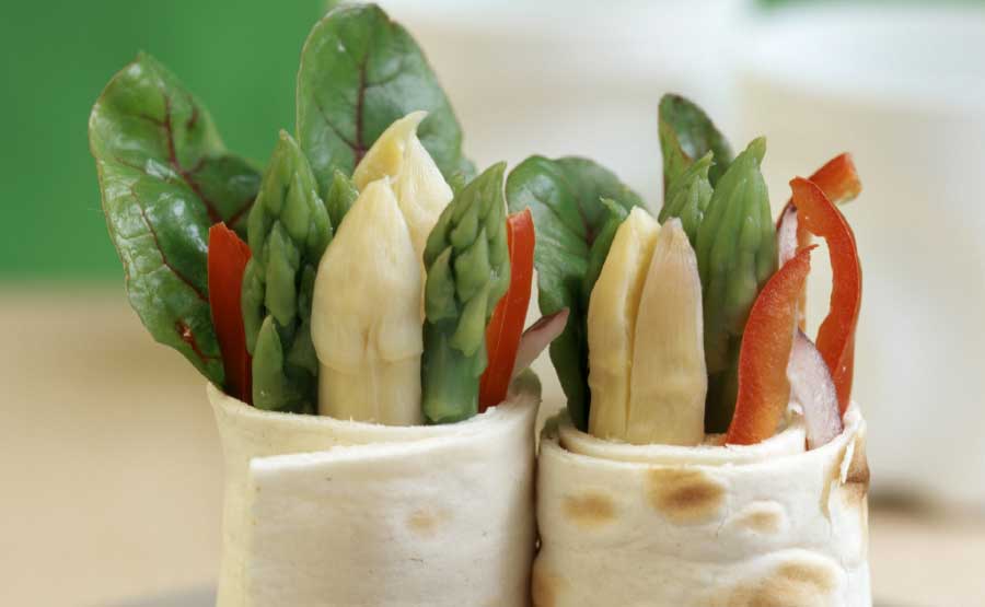Soft wrap met asperges, paprika en bietenblad