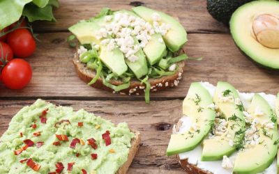 Broodje met avocado, paprika en geitenkaas