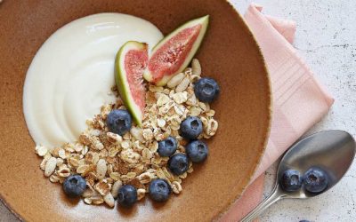 yoghurt met verse vijg, blauwe bessen en muesli