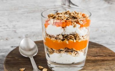 volle yoghurt met granola perzik en abrikoos