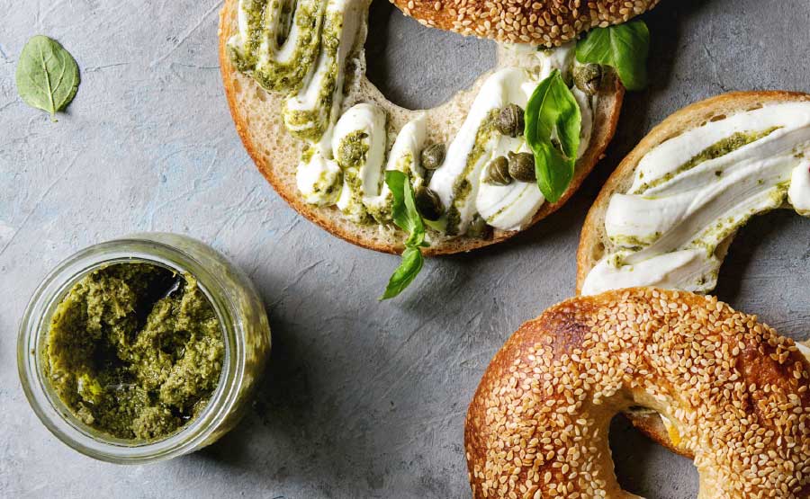 Bagels met roomkaas en verse pesto