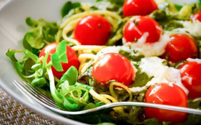 Spaghetti met veldsla, groene pesto en tomaat