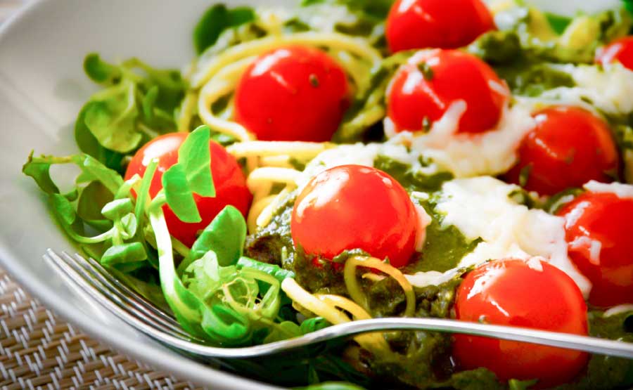 Spaghetti met veldsla, groene pesto en tomaat