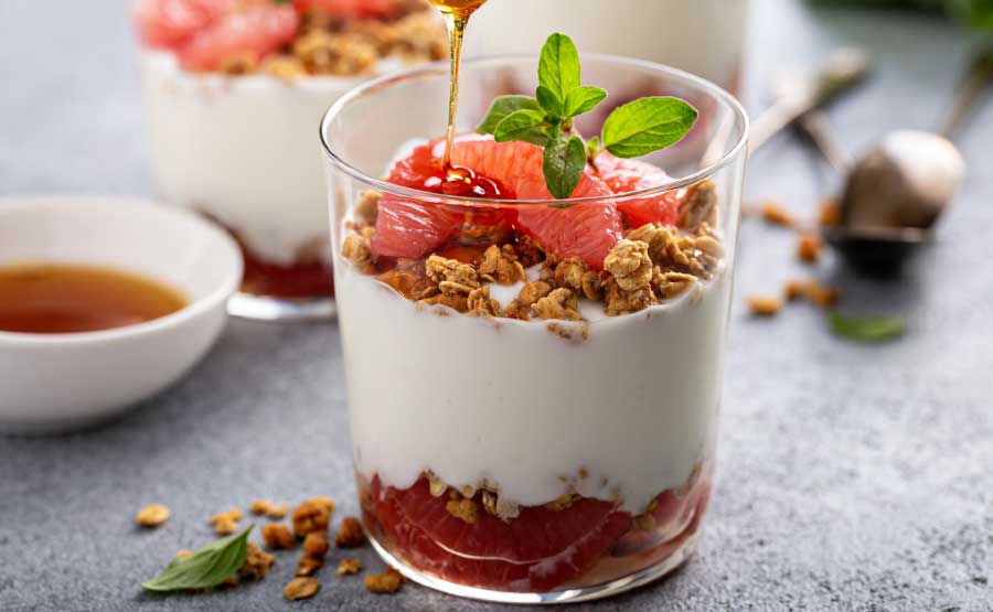 Kokos yoghurt met grapefruit, granola en honing