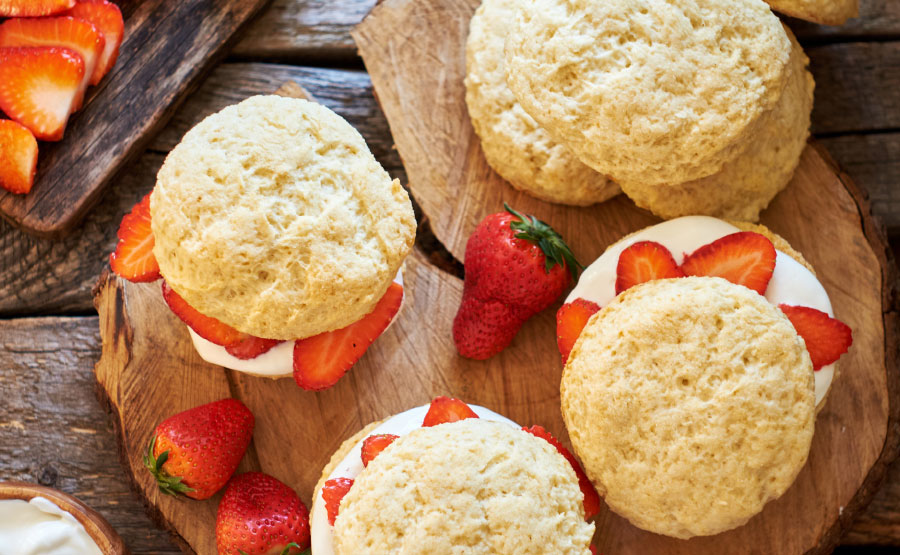 Scones met slagroom en aardbeien