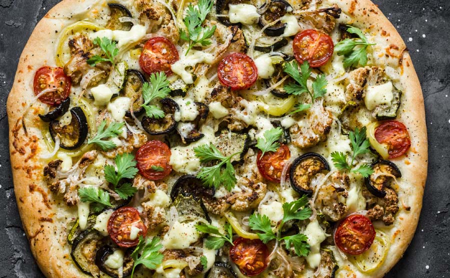 Flammkuchen met aubergine, bloemkool en tomaat