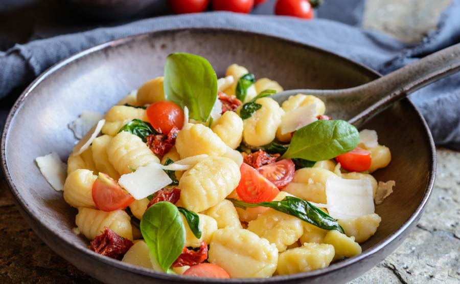 gnocchi met spinazie, tomaat en parmezaan