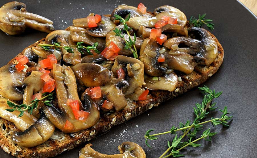 Broodje geroosterde paddenstoelen met tomaat