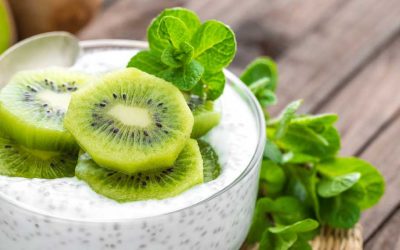 Yoghurt met kiwi, chiazaad en verse munt