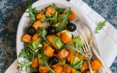 Zoete aardappelsalade met zwarte olijven