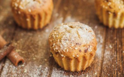 Perenmuffins met kaneel en sesamzaadjes