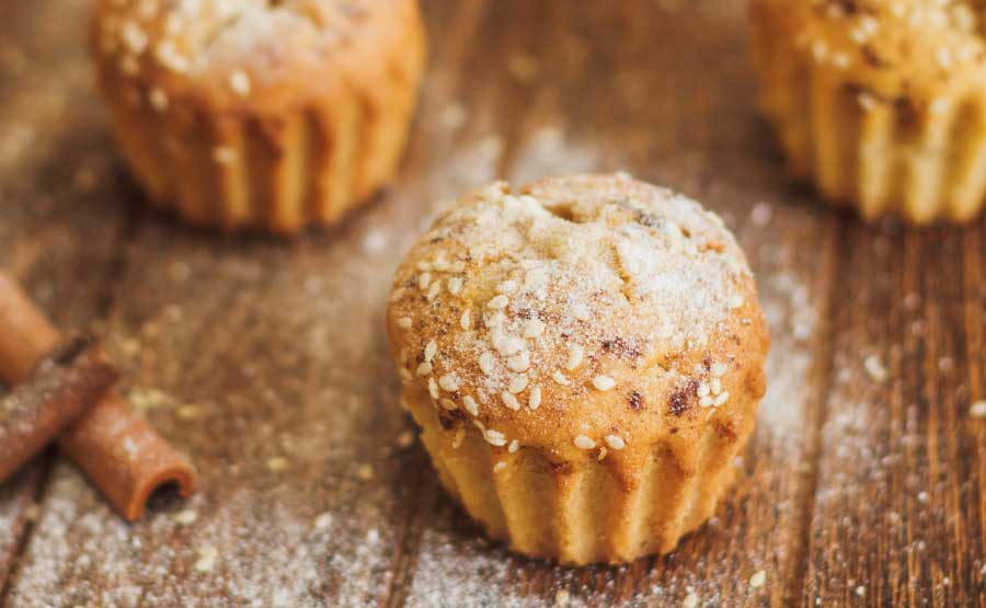 Perenmuffins met kaneel en sesamzaadjes