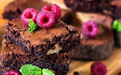 Brownies met pecannoten, frambozen en munt